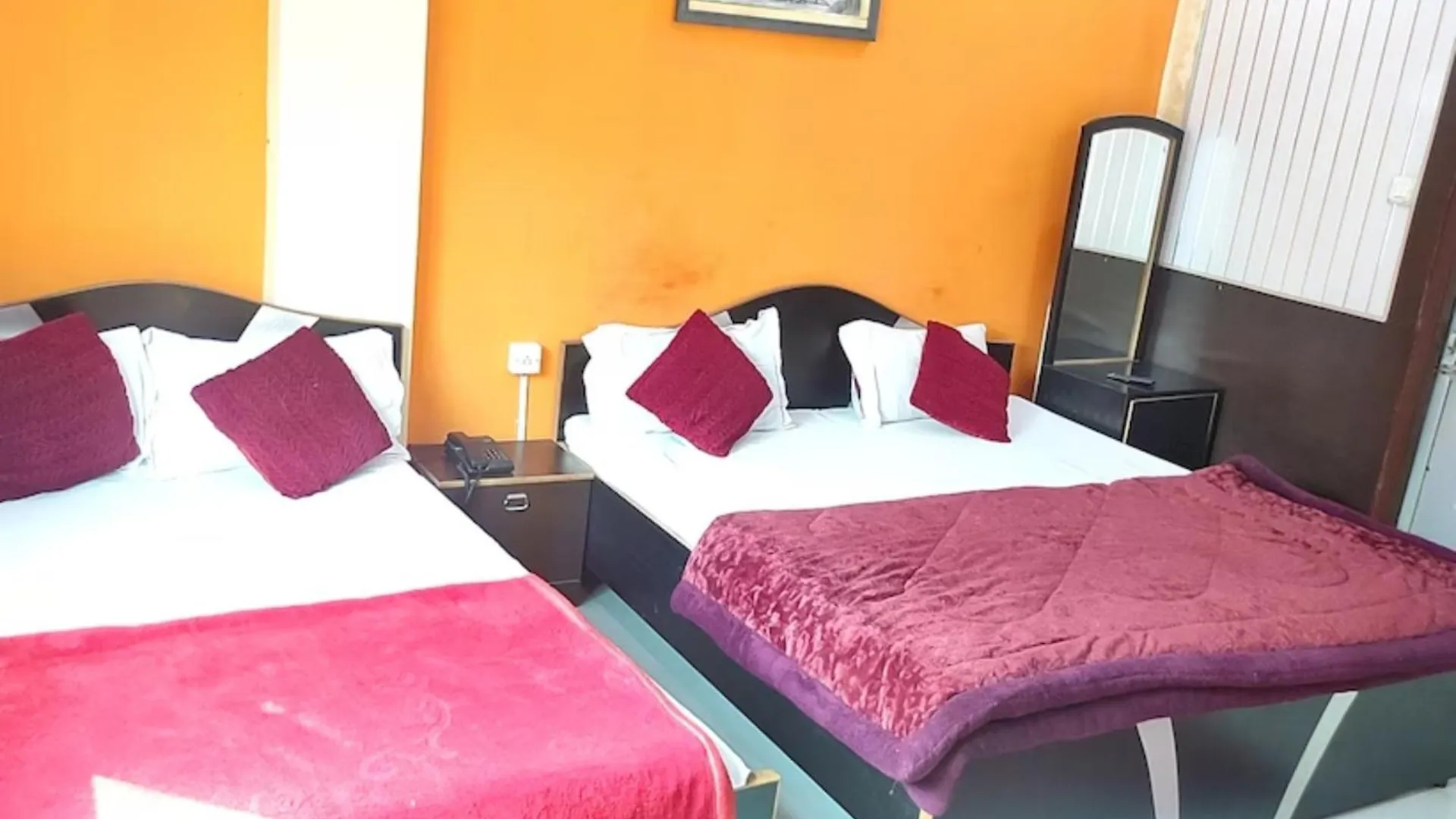 Goroomgo New Ashiyana Palace Varanasi - Fully-Air-Conditioned Hotel At Prime Location With Wifi , Near-Kashi-Vishwanath-Temple, And-Ganga-Ghat - Best Hotel In Varanasi