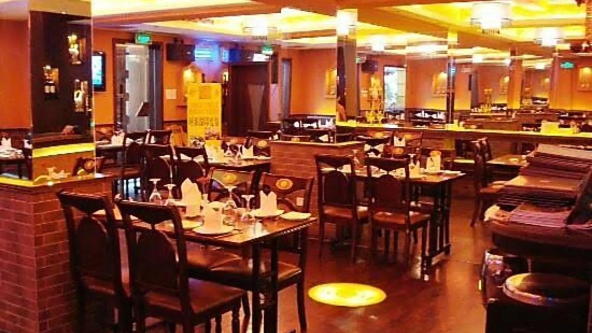 Goroomgo New Ashiyana Palace Varanasi - Fully-Air-Conditioned Hotel At Prime Location With Wifi , Near-Kashi-Vishwanath-Temple, And-Ganga-Ghat - Best Hotel In Varanasi